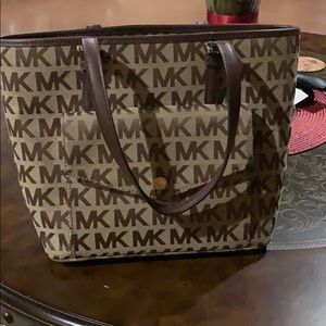 Médium size MK purse